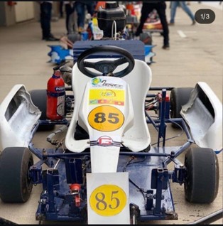 Das Kart des Teams mit der Startnummer 85 in der Box